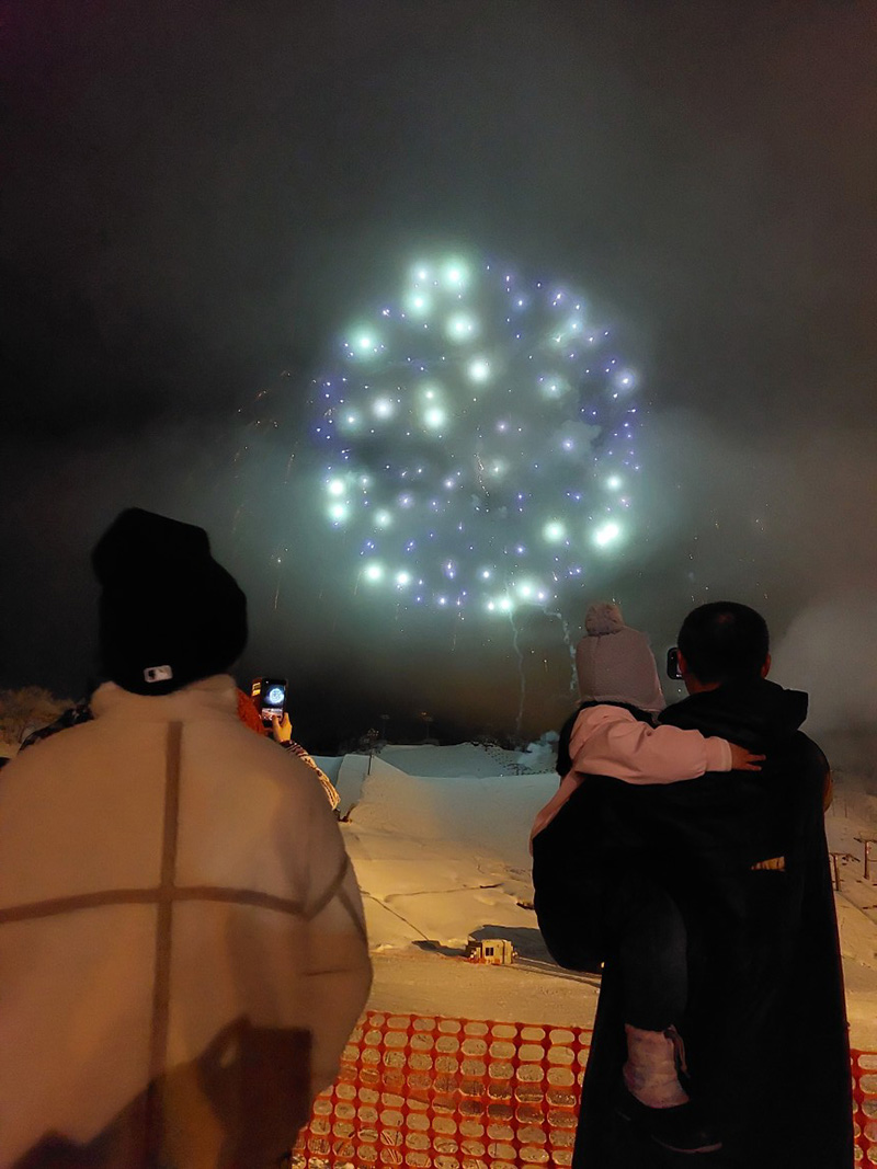 夜はゲレンデで花火