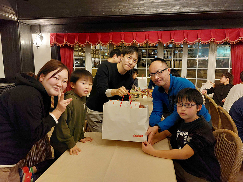 夕食会でロッテさんからいっぱいお土産もらっちゃった!(^^)!