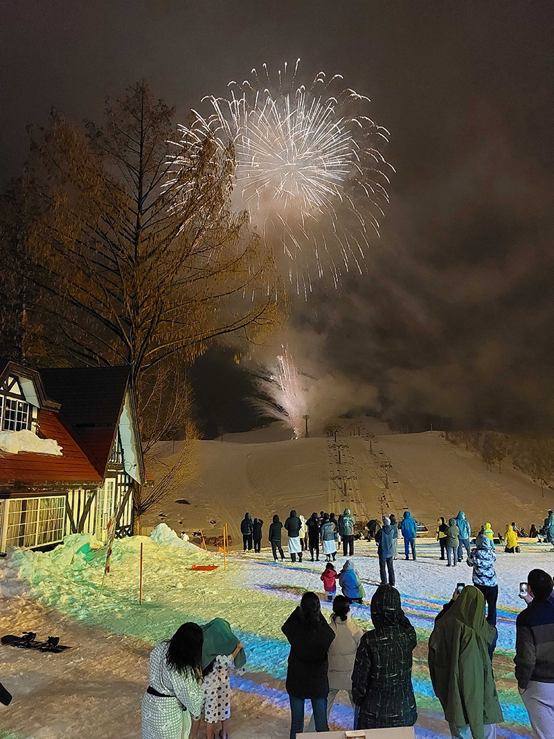 夜はゲレンデで花火鑑賞